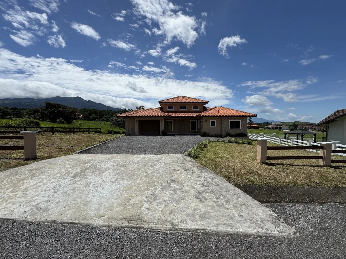 Casa Hacienda en Boquete Country Club  200 m² con Enorme Lote de 1,704 m² y Altillo