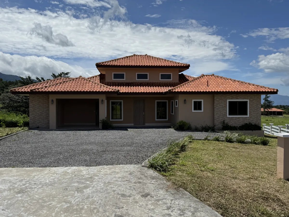 Casa Hacienda en Boquete Country Club  200 m² con Enorme Lote de 1,704 m² y Altillo