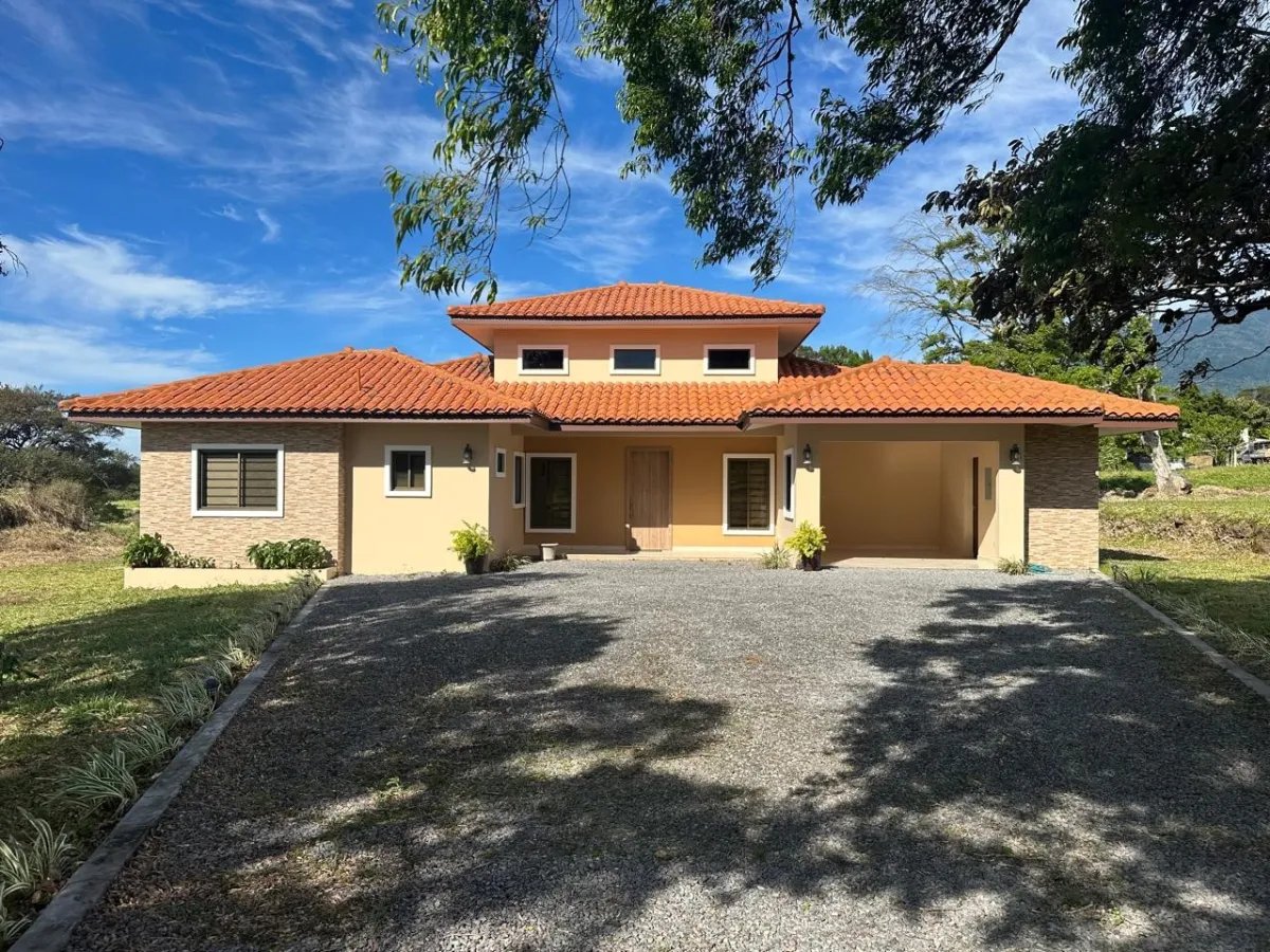 Casa Hacienda en Boquete Country Club  180 m² Const, Enorme Lote 1,704 m² – Amoblada