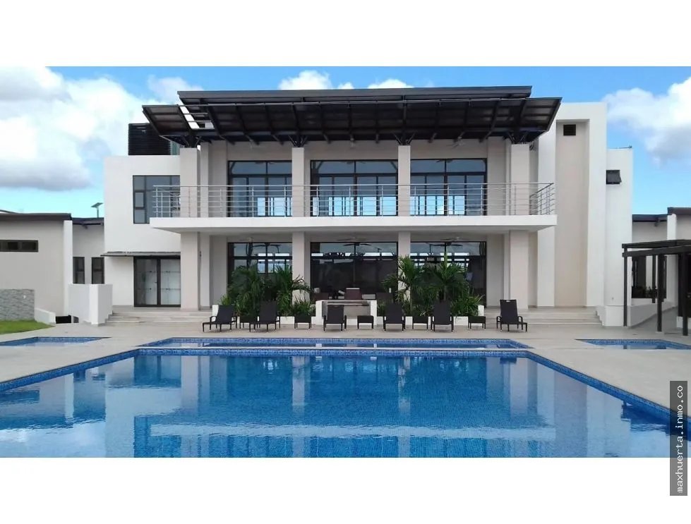 Se vende hermosa casa en Costa Sur