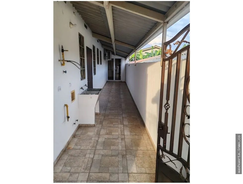 VENDO CASA EN PARQUES DE OVIEDO, HATO MONTAÑA