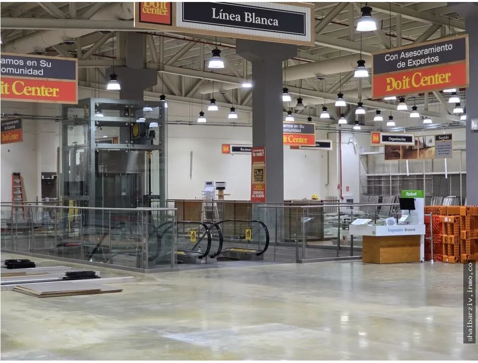 COMMERCIAL SPACE FOR RENT AT SANTA MARÍA PLAZA
