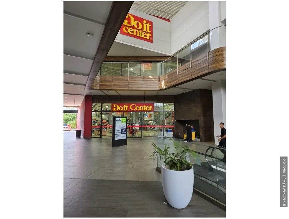COMMERCIAL SPACE FOR RENT AT SANTA MARÍA PLAZA
