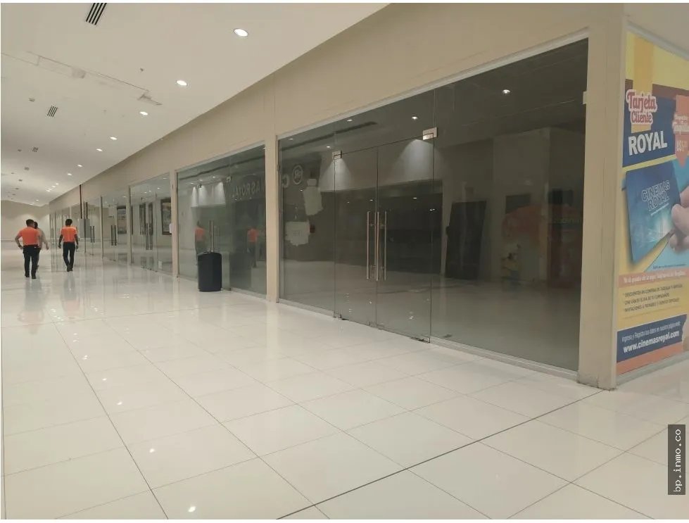 OFICINAS / LOCALES EN MEGAMALL EN ALQUILER