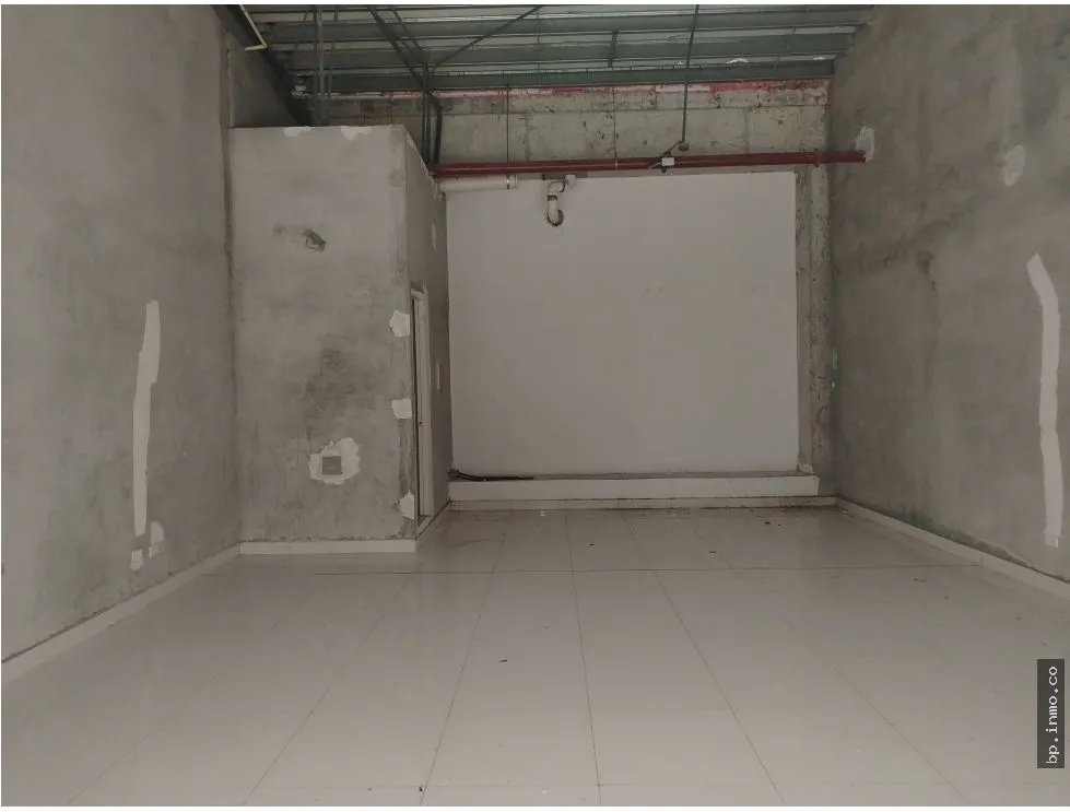 OFICINAS / LOCALES EN MEGAMALL EN ALQUILER