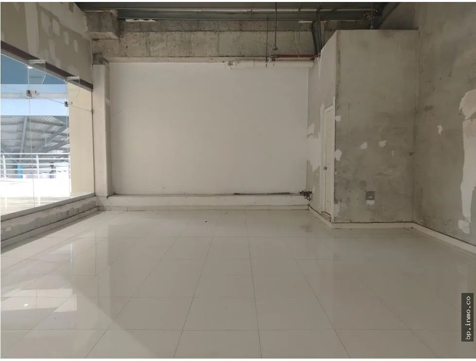 OFICINAS / LOCALES EN MEGAMALL EN ALQUILER