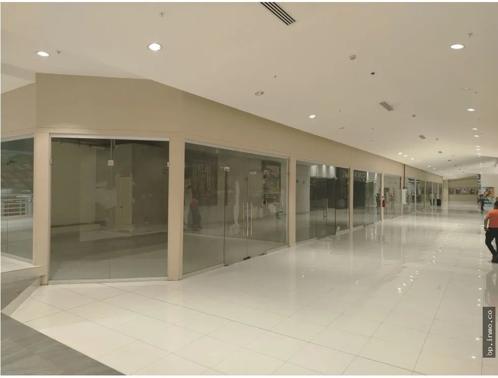 OFICINAS / LOCALES EN MEGAMALL EN ALQUILER