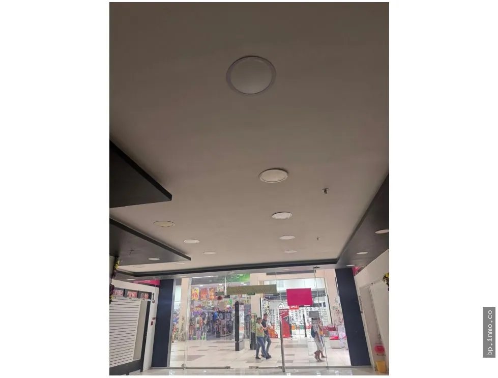 SE VENDEN LOCALES EN MEGAMALL