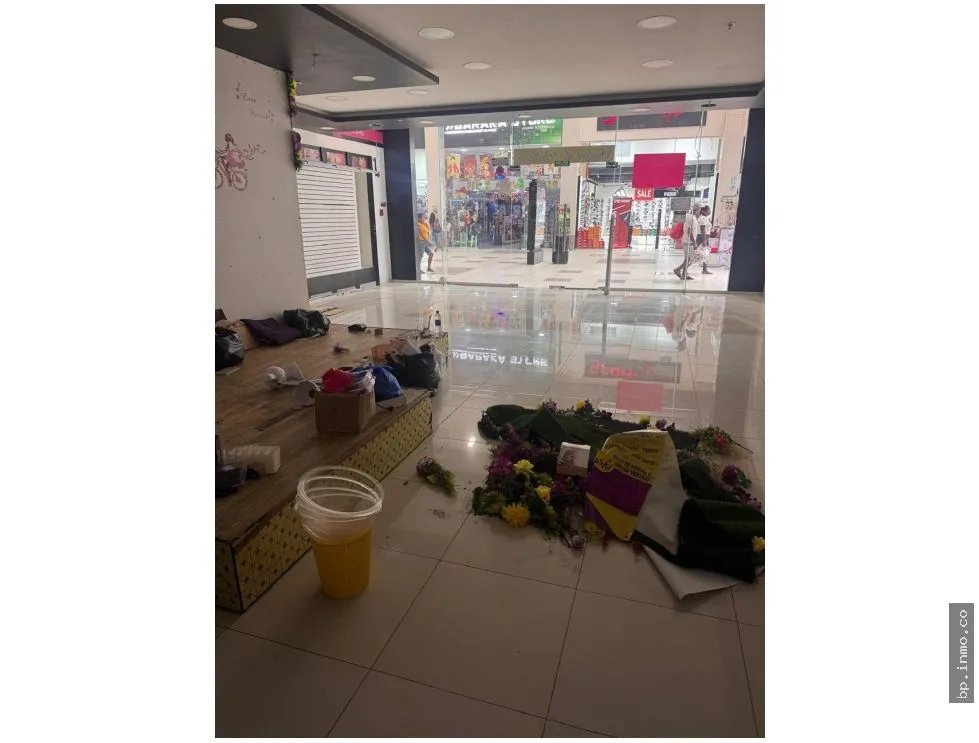 SE VENDEN LOCALES EN MEGAMALL