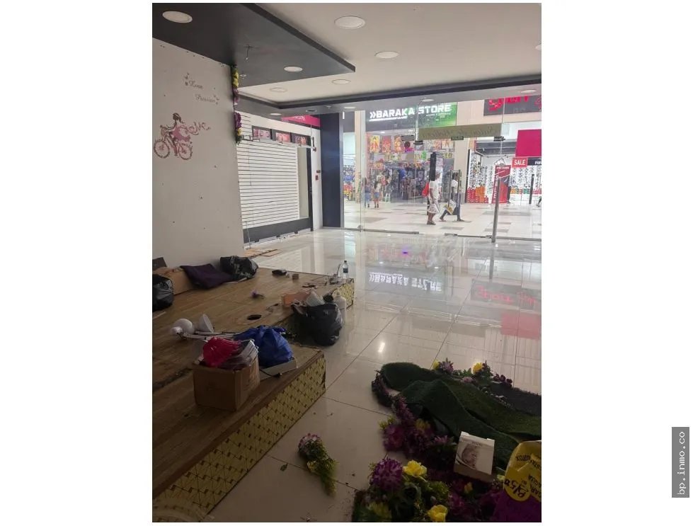 SE VENDEN LOCALES EN MEGAMALL