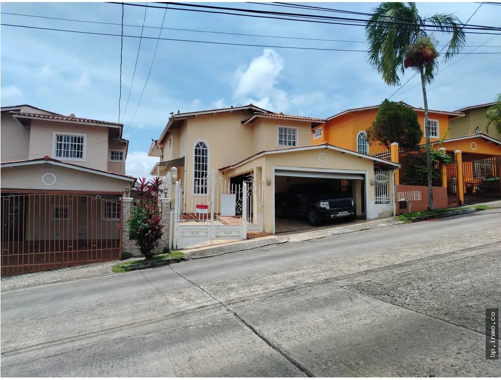 SE VENDE CASA EN PRADERAS DEL ROCIO, VILLA ZAITA