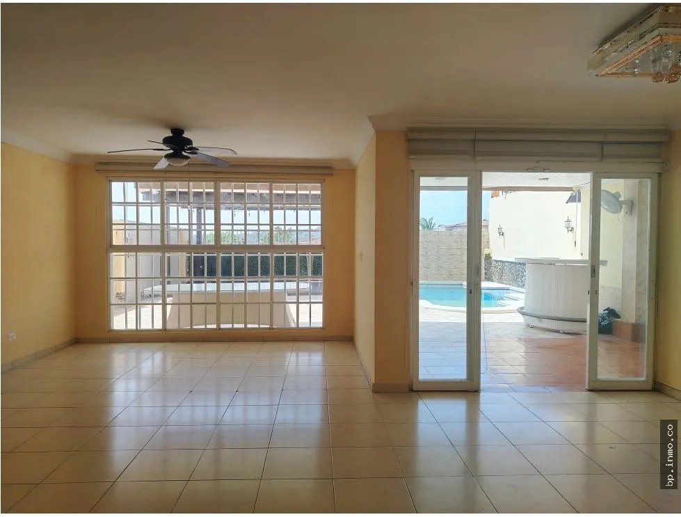SE VENDE CASA EN PRADERAS DEL ROCIO, VILLA ZAITA