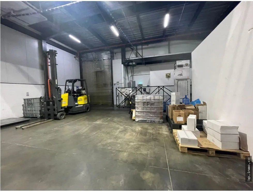 SE VENDE GALERA DE 550 M2 EN LAS MAÑANITAS