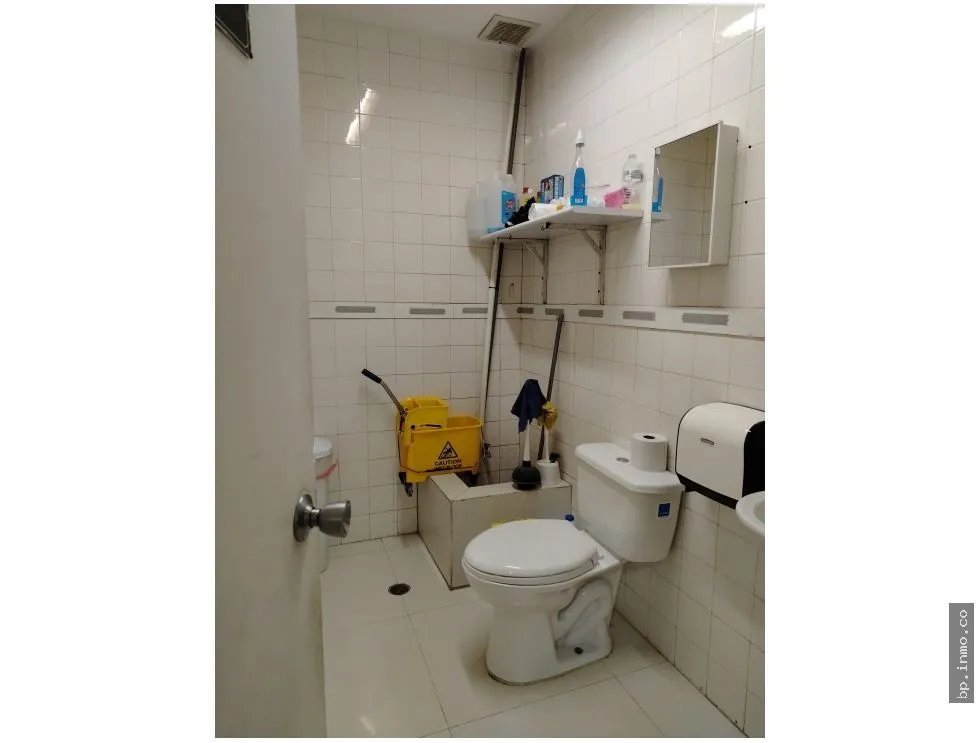 SE VENDE LOCAL EN ALBROOK, PASILLO DEL DELFÍN