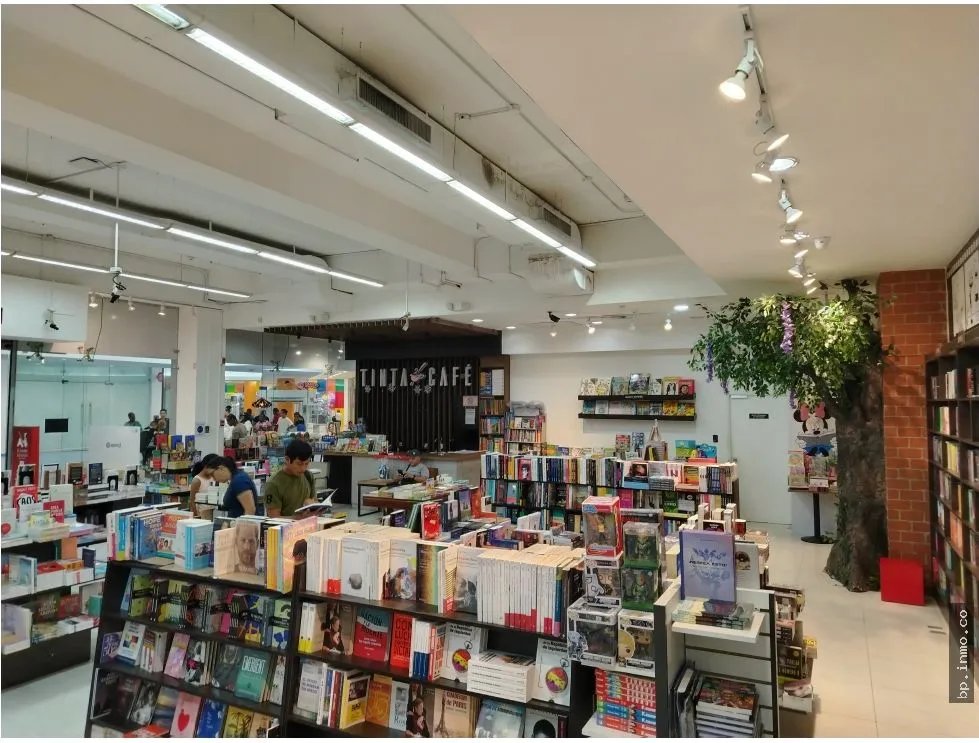 SE VENDE LOCAL EN ALBROOK, PASILLO DEL DELFÍN