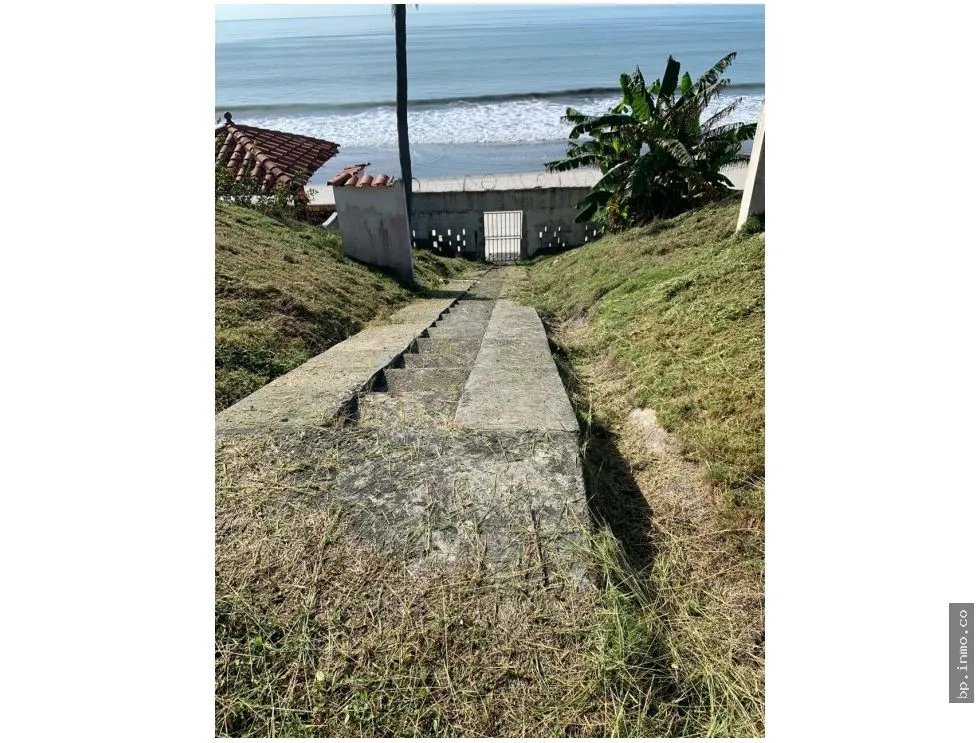 SE VENDE TERRENO FRENTE A LA PLAYA DE 2,100 M2