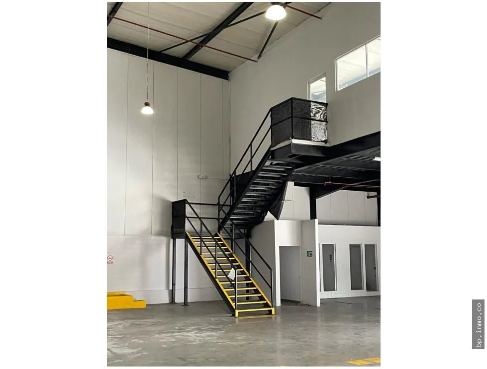 WAREHOUSE OF 1,200 M² FOR SALE IN LAS MAÑANITAS