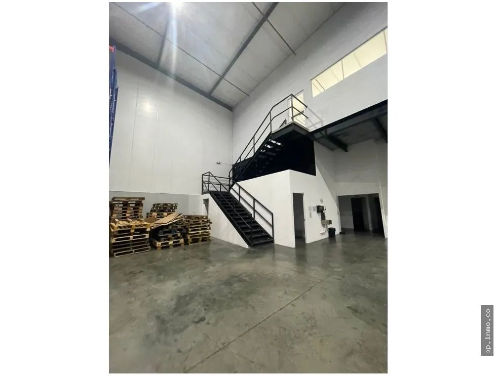 WAREHOUSE OF 1,200 M² FOR SALE IN LAS MAÑANITAS