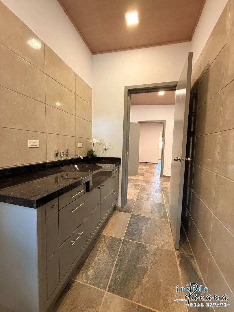Finca autosuficiente de 10 hectáreas junto al río en venta cerca de Boquete | 3 viviendas y potencial de inversión