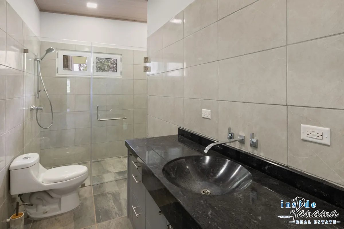 Finca autosuficiente de 10 hectáreas junto al río en venta cerca de Boquete | 3 viviendas y potencial de inversión