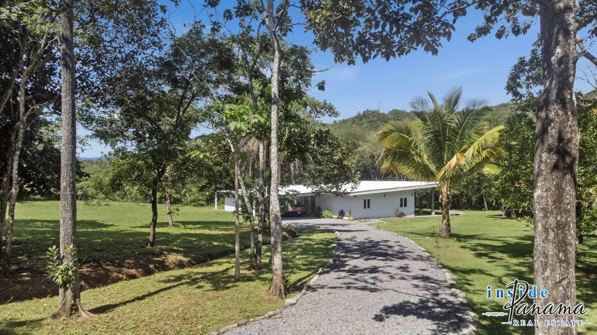 Finca autosuficiente de 10 hectáreas junto al río en venta cerca de Boquete | 3 viviendas y potencial de inversión