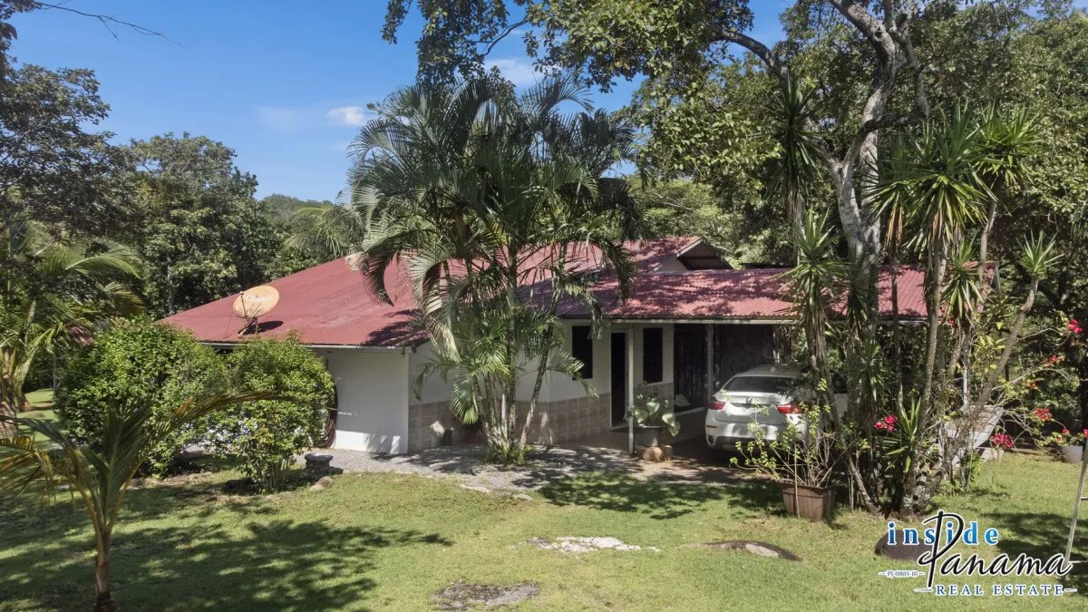 Finca autosuficiente de 10 hectáreas junto al río en venta cerca de Boquete | 3 viviendas y potencial de inversión