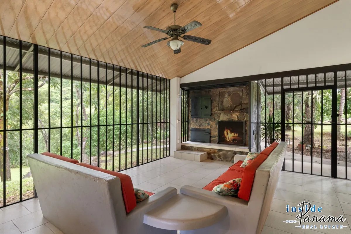Finca autosuficiente de 10 hectáreas junto al río en venta cerca de Boquete | 3 viviendas y potencial de inversión