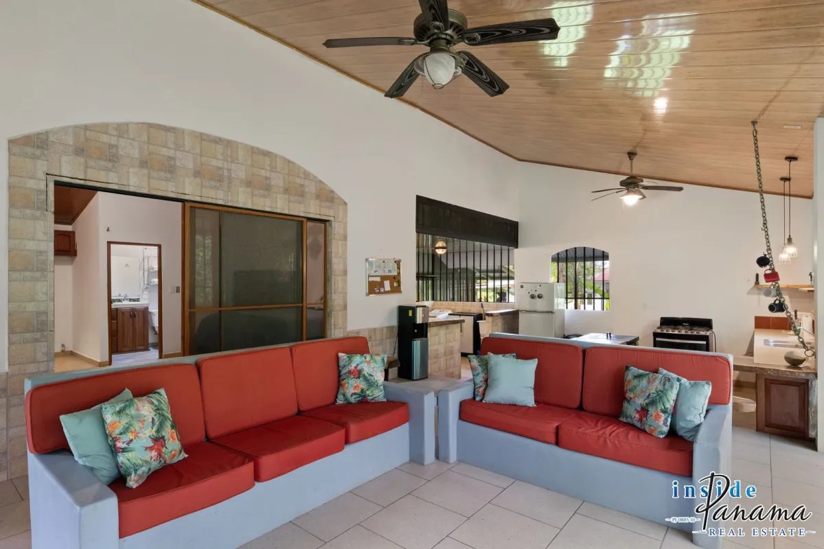 Finca autosuficiente de 10 hectáreas junto al río en venta cerca de Boquete | 3 viviendas y potencial de inversión