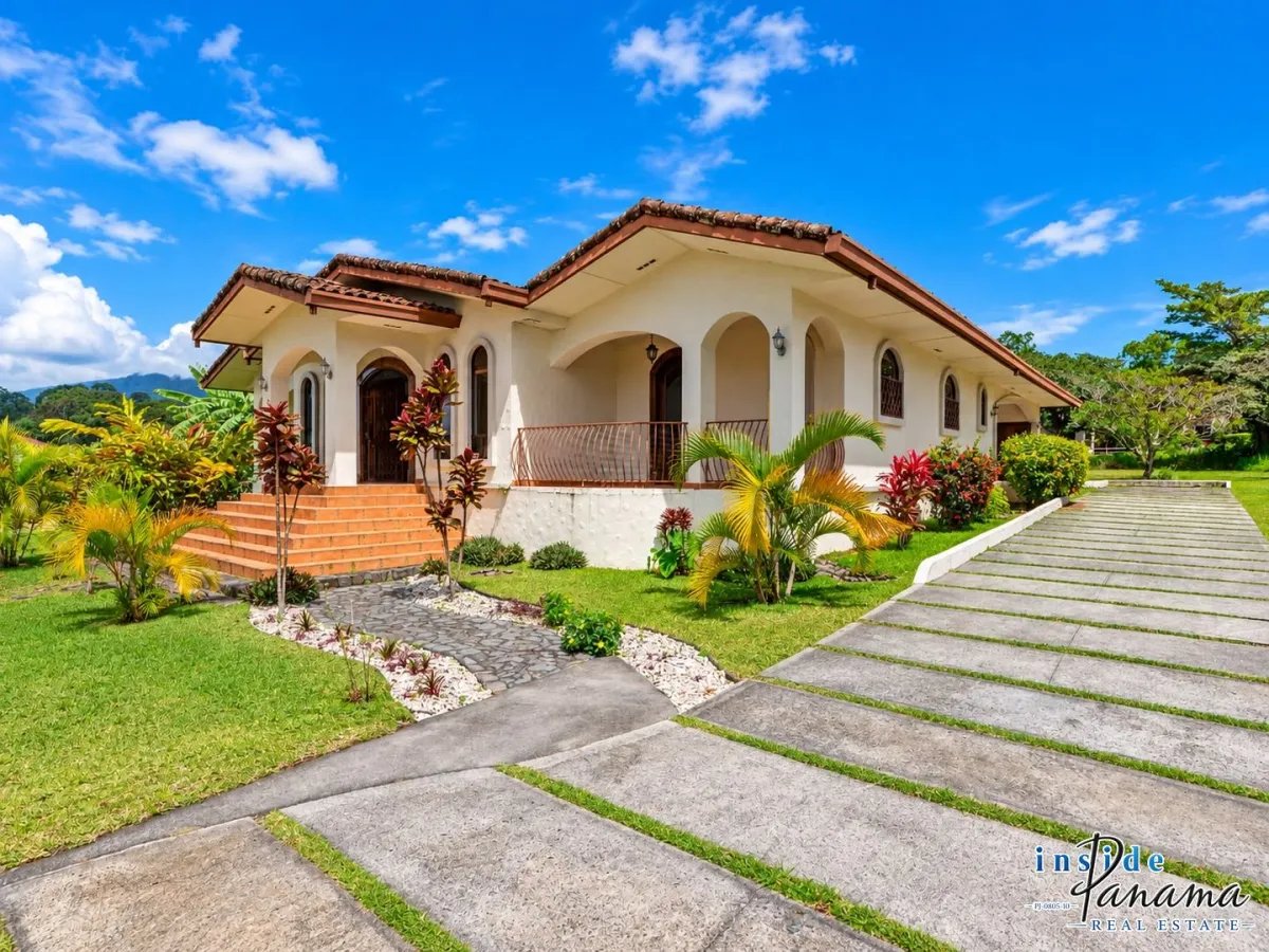 Amplia casa de 3 dormitorios en venta en Boquete Country Club