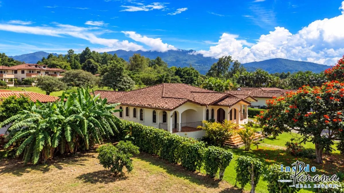 Amplia casa de 3 dormitorios en venta en Boquete Country Club