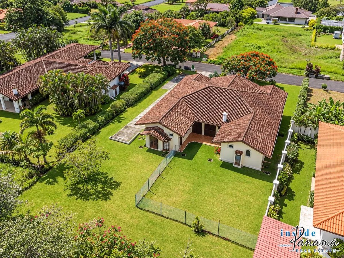 Amplia casa de 3 dormitorios en venta en Boquete Country Club