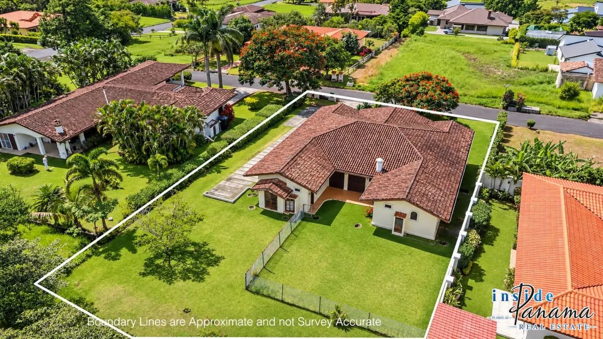 Amplia casa de 3 dormitorios en venta en Boquete Country Club