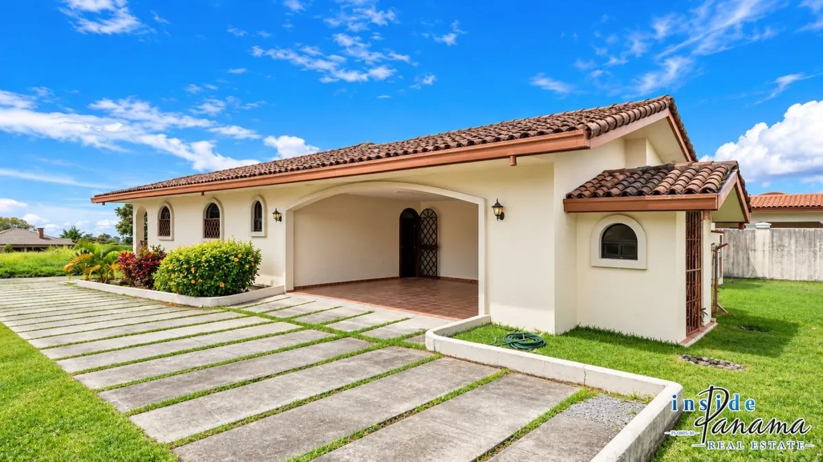 Amplia casa de 3 dormitorios en venta en Boquete Country Club