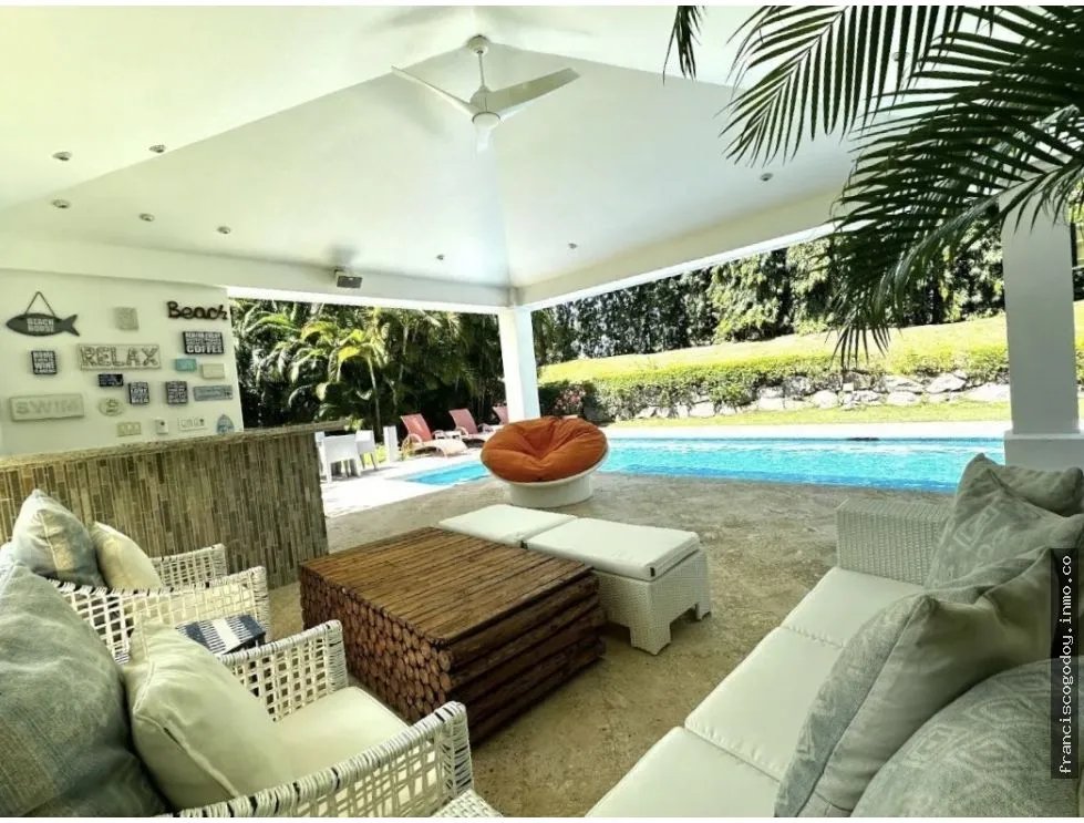 Venta de Casa con Piscina en Bijao