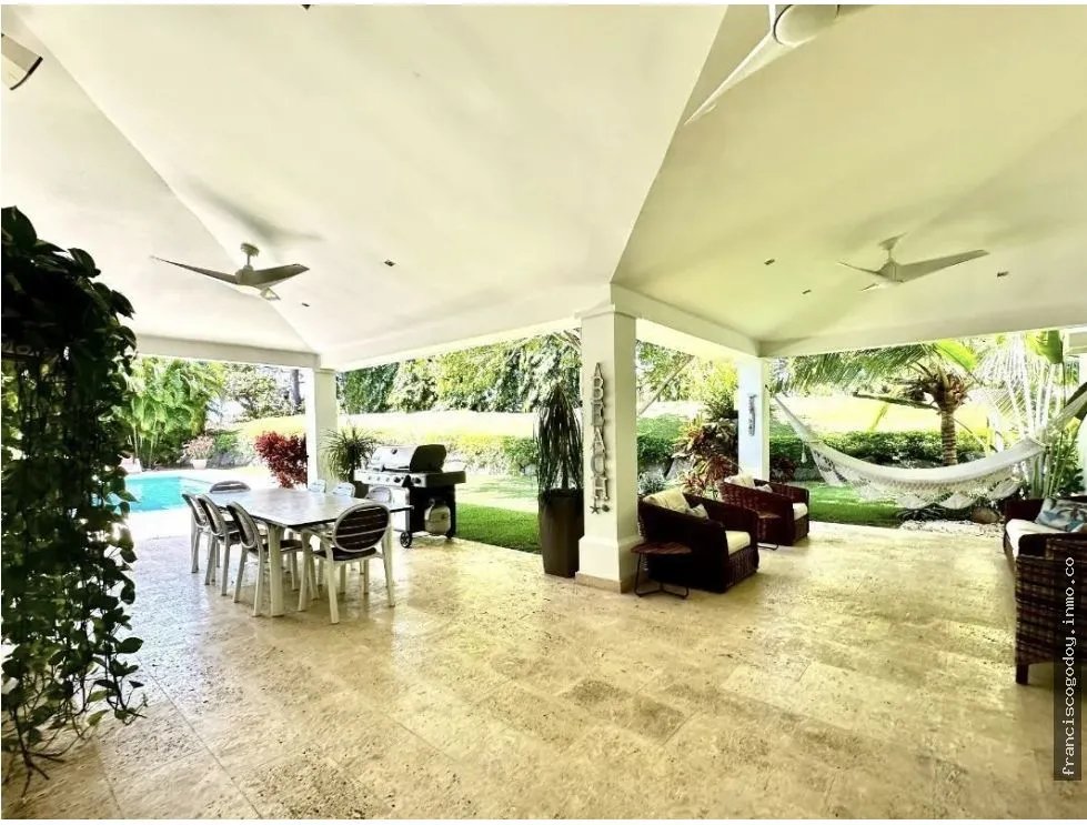 Venta de Casa con Piscina en Bijao