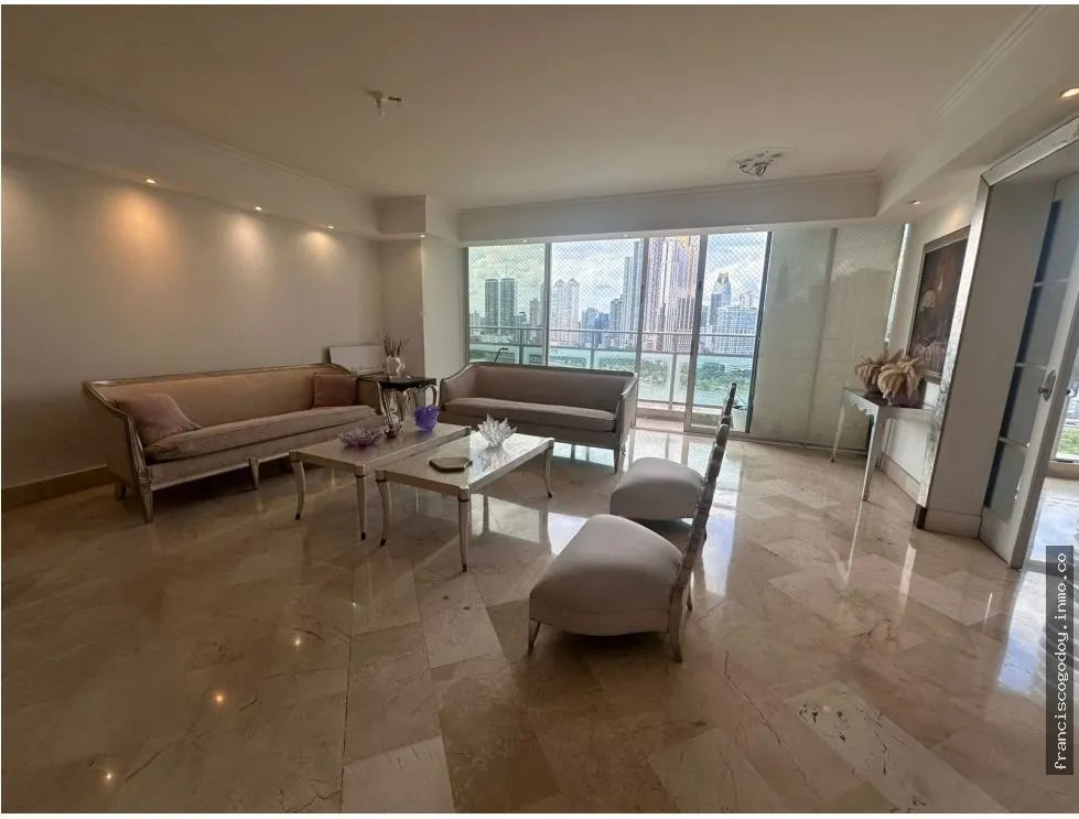 Venta de amplio apartamento en Punta Paitilla