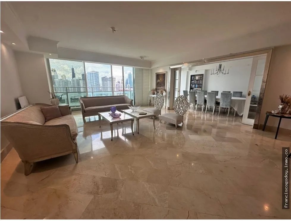 Venta de amplio apartamento en Punta Paitilla
