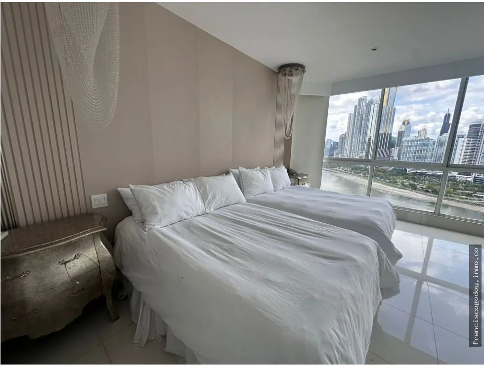 Venta de amplio apartamento en Punta Paitilla