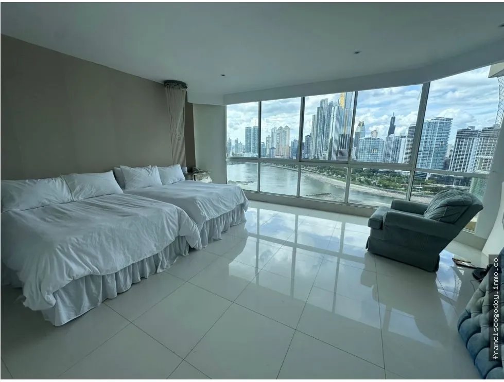 Venta de amplio apartamento en Punta Paitilla
