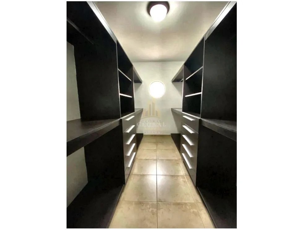Venta de Casa Super espaciosa en Clayton Village con Piscina