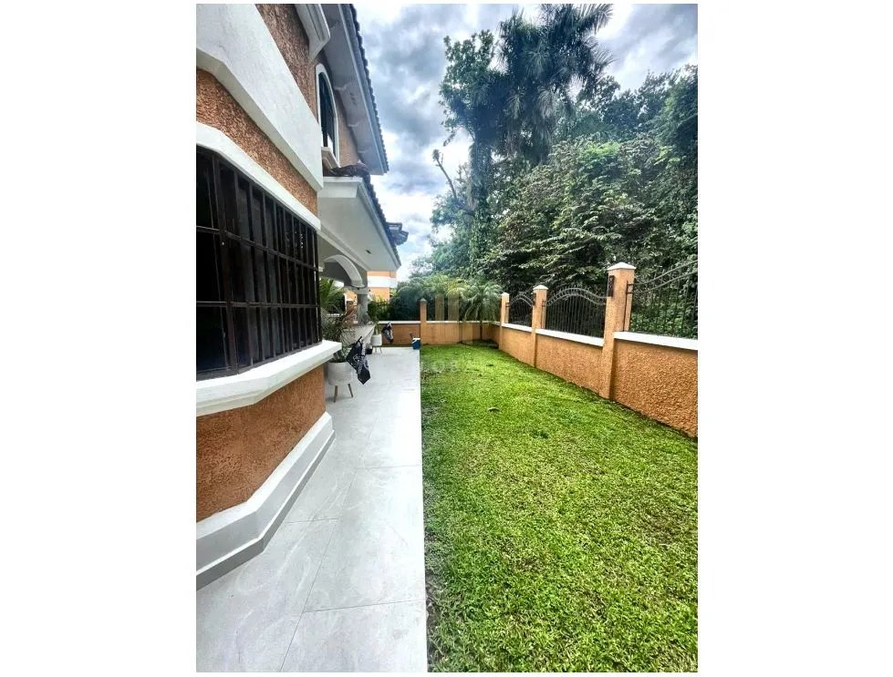Venta de Casa Super espaciosa en Clayton Village con Piscina