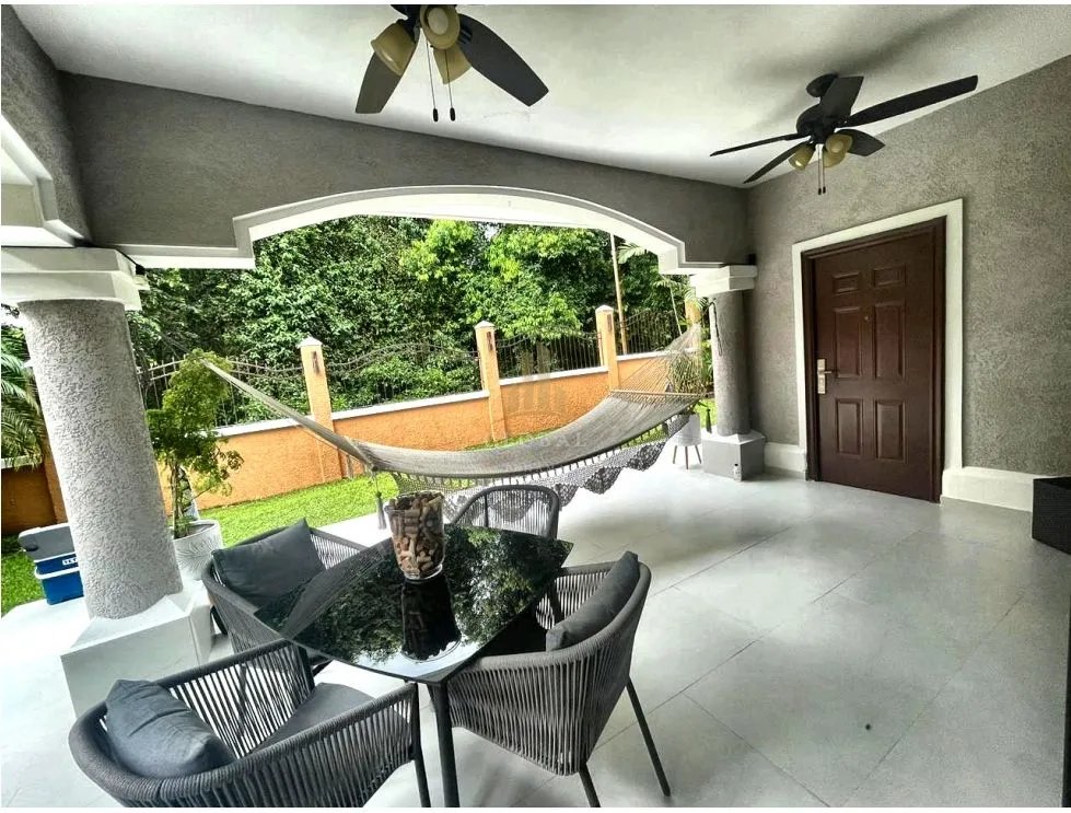 Venta de Casa Super espaciosa en Clayton Village con Piscina