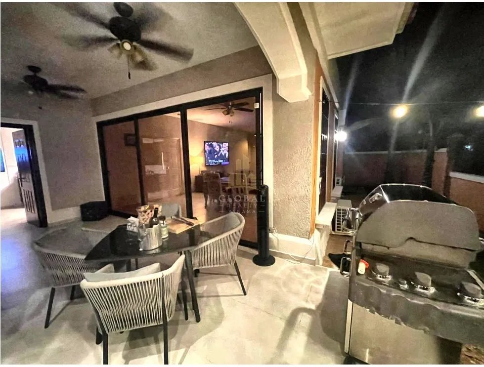 Venta de Casa Super espaciosa en Clayton Village con Piscina
