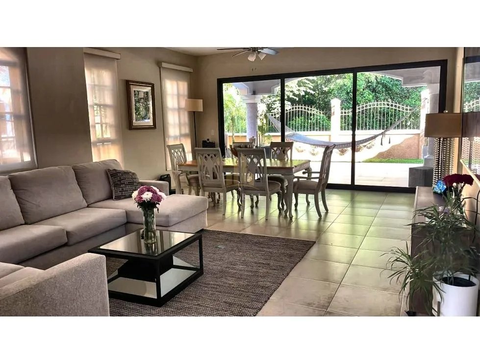Venta de Casa Super espaciosa en Clayton Village con Piscina