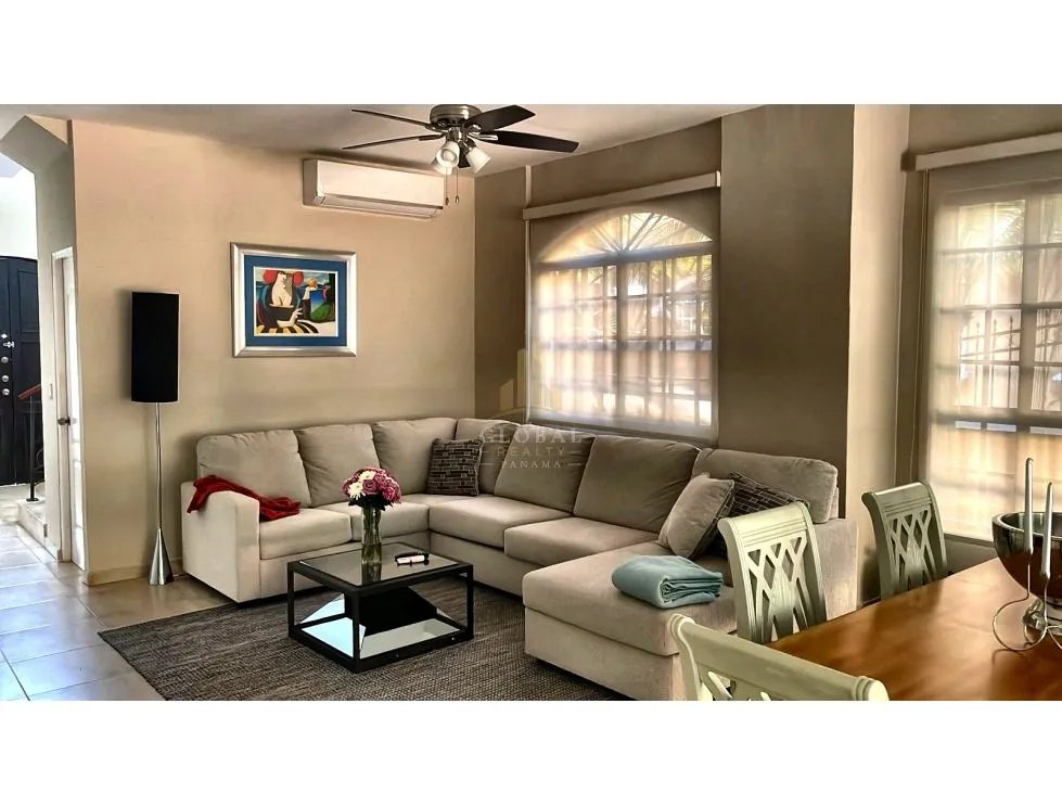 Venta de Casa Super espaciosa en Clayton Village con Piscina