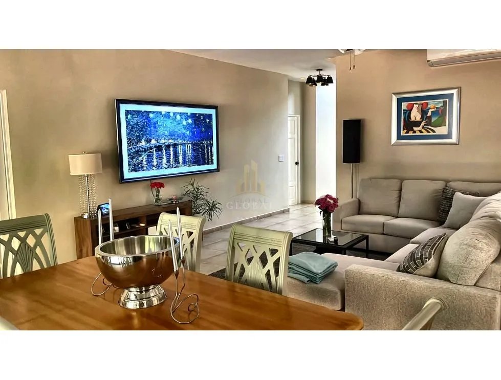 Venta de Casa Super espaciosa en Clayton Village con Piscina