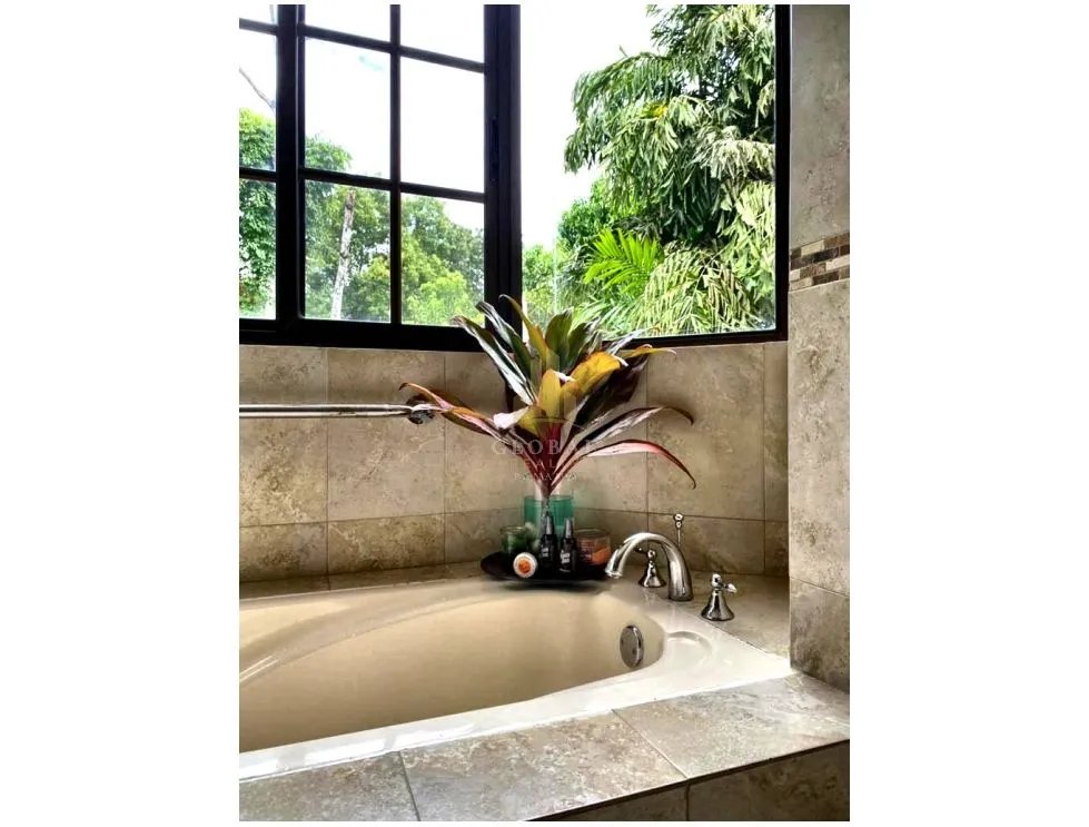 Venta de Casa Super espaciosa en Clayton Village con Piscina