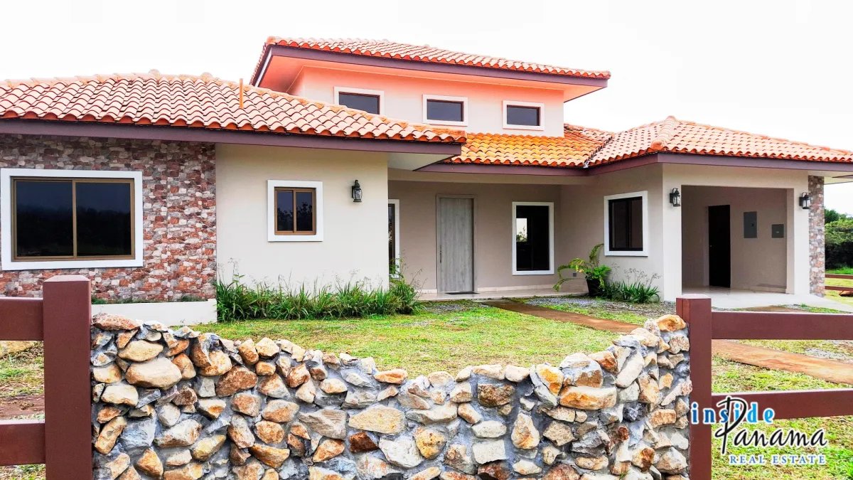 2 Bedroom Hacienda Country Home with Canyon Views in Boquete