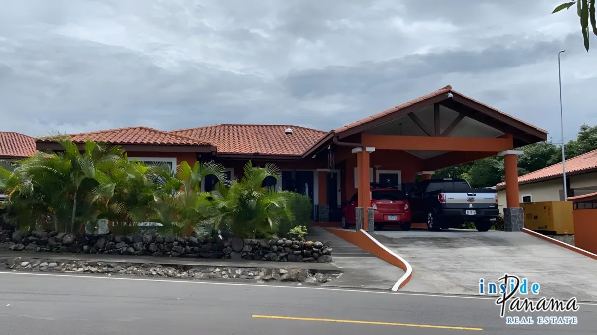 Spacious and Comfortable House in Los Molinos Boquete