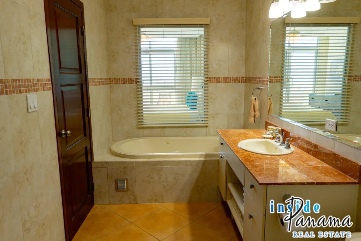 Ocean View Apartment in Coronado Golf Tower Panama